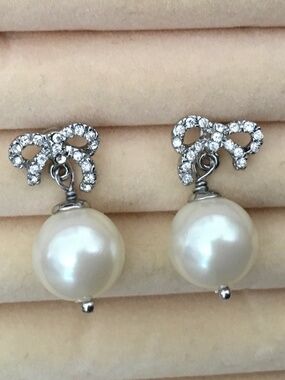Post Earrings bow & pearl Vintage